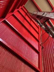 窮極的な高所・越境の塗装!!-選んだ塗料は正解だった！アサヒペン 油性高耐久アクリルトタン用α12kg ニューレッド色のレビュー